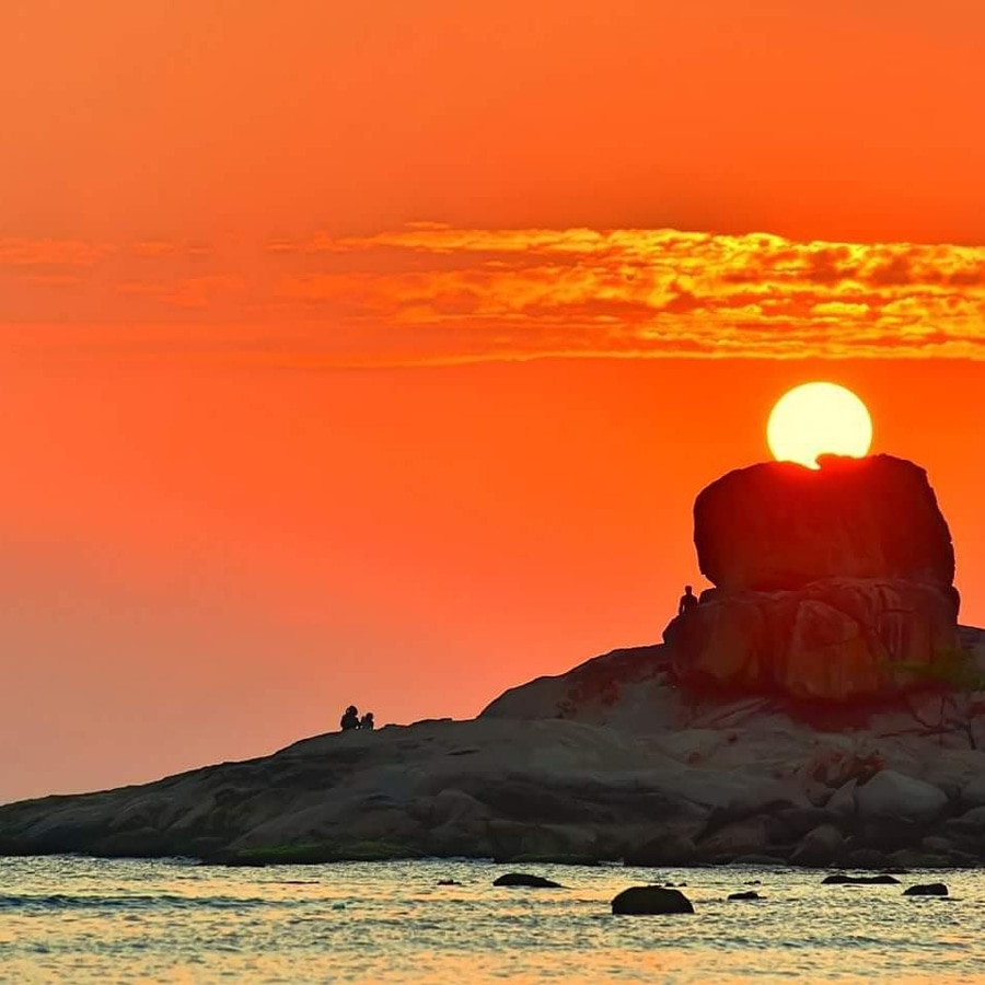 Coastal rocks at Hòn Chồng